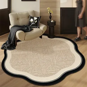 Retro rond vloerkleed met geschulpte randen en geweven textuur in een woonkamer.
