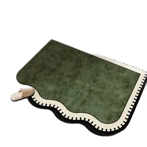 Zerbino d'ingresso verde scuro in riccio con bordo ondulato e motivo a tasti di pianoforte