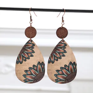 Detail von Vintage-Ohrringen aus Holz mit Sonnenblumenmuster im rustikalen Western-Stil