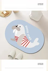 Dettaglio di un tappetino da bagno blu con un simpatico sigillo a cartone animato.
