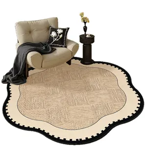 Frans vintage rond vloerkleed met geschulpte randen voor een sfeervolle woonkamer