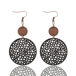 Boucles d'oreilles pendantes vintage en cuir noir évidé et pièces de bois rondes