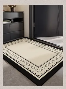 Détail du paillasson moderne minimaliste avec bordure géométrique noire dans l'entrée