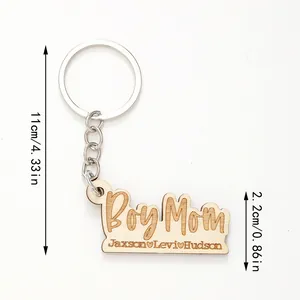 Primo piano dettagliato del portachiavi in legno Boy Mom con misure esatte e incisione.