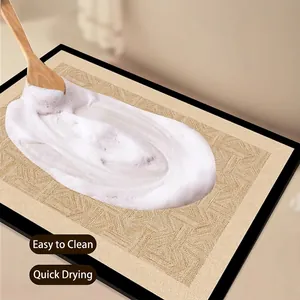 Detalle de espuma limpiadora en una alfombra de baño antideslizante.