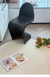 Tapis rond en faux sisal crème dans un salon moderne et minimaliste avec une chaise