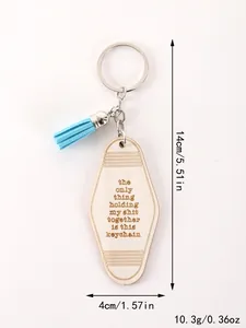 Dimensions et poids détaillés d'un porte-clés en bois gravé avec un petit pompon bleu.