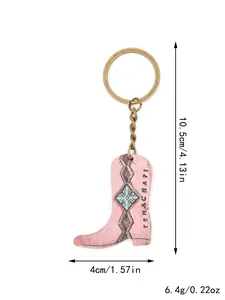 Primer plano del llavero de bota de vaquero rosa con dimensiones y peso del producto