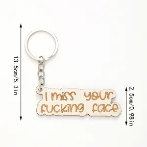 Portachiavi in legno inciso 'I miss your fucking face' con dettagli sulle dimensioni