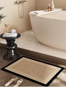 Moderna alfombra de baño absorbente beige y negra en un entorno de baño de lujo