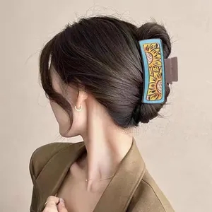 Gedetailleerd beeld van western zonnebloem haarklem gestyled op het haar van model