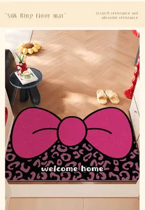 Vue détaillée d'un élégant tapis d'entrée rose avec nœud dans un cadre chaleureux