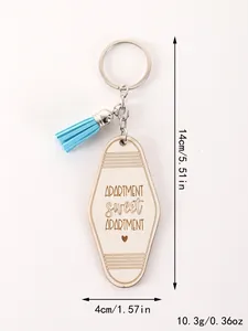 Vue détaillée du porte-clés en bois avec pompon bleu ciel et texte doux gravé