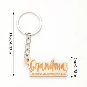 Vista dettagliata di un portachiavi in legno personalizzato per nonna con dimensioni 11 cm