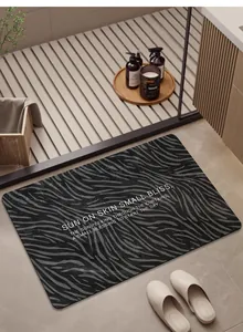 Detailansicht der saugfähigen Badezimmermatte aus Kieselgur mit Zebramuster