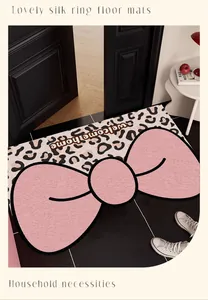 Vue détaillée du paillasson en boucle de soie avec motif léopard et nœud rose chic