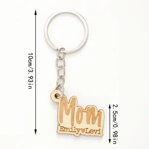 Portachiavi in legno Mom personalizzato con nomi Emily e Levi, vista dettagliata