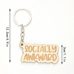 Vista dettagliata del portachiavi in legno con incisione Socially Awkward e misure