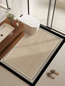 Detalle de la textura de una alfombra de baño geométrica beige en un baño moderno de lujo