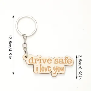 Portachiavi in legno inciso 'drive safe i love you' con indicazione delle misure