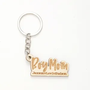 Portachiavi in legno personalizzato Boy Mom con nomi incisi su sfondo bianco puro