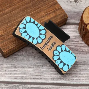 Gros plan d'une pince à cheveux de style western avec texture cuir tournesol
