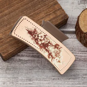 Vue détaillée de la pince à cheveux de style western avec imprimé floral vintage et cuir