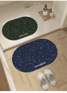 Vista dettagliata dei tappetini da bagno ovali stellati su pavimenti in piastrelle e legno