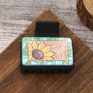 Detailweergave van matzwarte haarklem met zonnebloempatroon in westernstijl-ontwerp