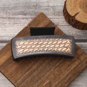 Nahaufnahme des Western-Stils geflochtenes Leder-Inlay auf einem robusten Haarklammer-Clip