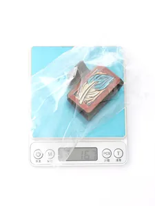 Pince à cheveux en cuir style western avec motif de plume sur une balance, pesant 16,7 g