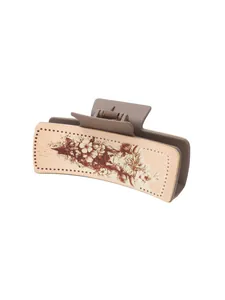 Détail de la pince à cheveux en cuir style western avec imprimé fleurs de cactus