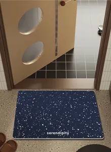 Vista dettagliata del tappetino da bagno in terra di diatomee blu scuro con stelle