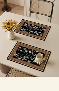 Elegante französische Vintage-Leder-Tischsets mit Blumen- und Karomuster.