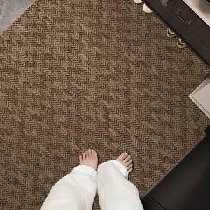 Alfombra de entrada de cuero marrón texturizado en una escena de hogar moderno