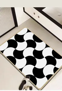 Detailansicht der rutschfesten Badematte mit schwarz-weißem geometrischem Muster.