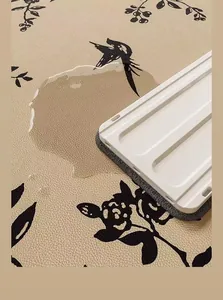 Dettaglio del tappetino in pelle PVC impermeabile con gocce d'acqua e tergivetro