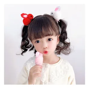 Dettaglio di graziose mollette per capelli a coniglietto indossate da una bambina