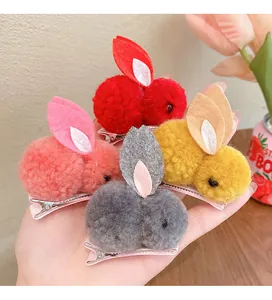 Dettaglio di quattro fermagli per capelli a forma di coniglio in peluche per bimbe