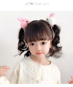 Vista dettagliata di simpatici fermagli per capelli a forma di coniglio di peluche