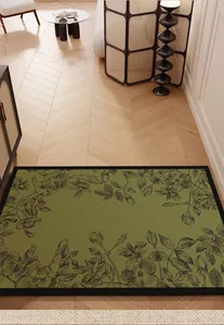 Detailansicht einer grünen Kieselgur-Fußmatte mit elegantem schwarzem Rosenblütenmuster.
