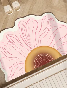 Detail der cremefarbenen, unregelmäßigen Badematte mit weichem rosa Blumenmuster-Design