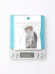 Digital scale showing the 4.9g weight of Western-style wooden flower earrings.