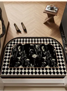 Paillasson vintage en arc avec bordure en damier et motif floral dans l'entrée de la maison