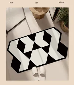 Nahaufnahme der unregelmäßigen geometrischen schwarz-weißen Badmatte in minimalistischer Umgebung