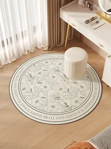 Elegante tappeto circolare floreale con citazione ispiratrice in camera da letto moderna