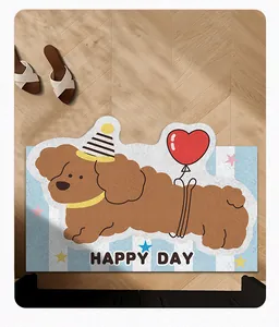 Paillasson teckel mignon avec texte 'HAPPY DAY' posé sur un parquet en bois clair clair