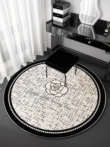 Détail d'un tapis rond à motif camélia avec texte anglais dans un boudoir chic.