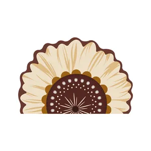 Cremefarbene florale halbkreisförmige saugfähige Badezimmermatte auf weißem Grund