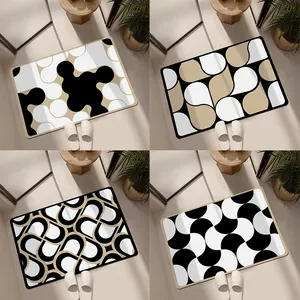 Moderne geometrische rutschfeste Badematten mit minimalistischen Mustern in Schwarz und Weiß